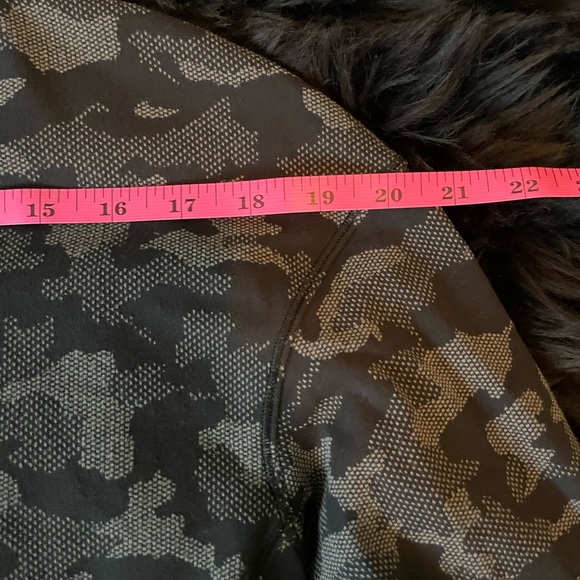 Lululemon (like new!)Heritage Camo Jacquard Black (& gray) Lunar Long Sleeve Top - Picture 11 of 16